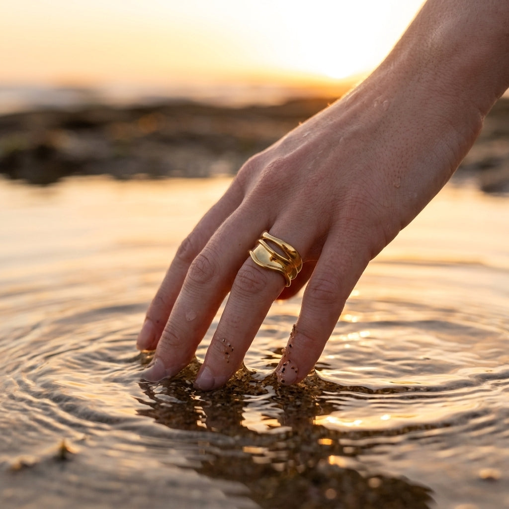 Elegant Wavy Gold Ring