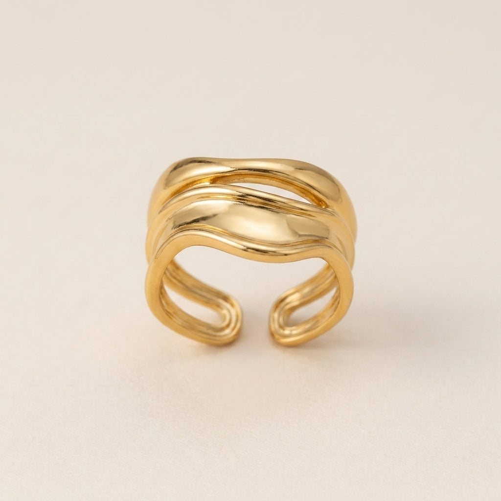 Elegant Wavy Gold Ring