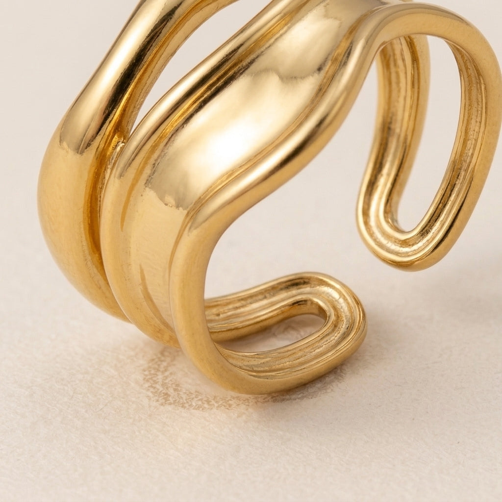 Elegant Wavy Gold Ring